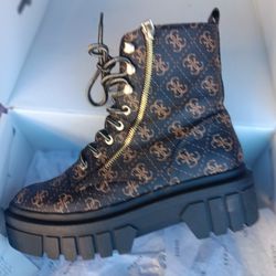 GUESS 9.5  Womens Fearne Combat Boots 