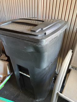 Toter 96 gal heavy duty outdoor trash bin