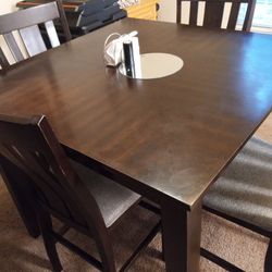 Brown table And Chairs 