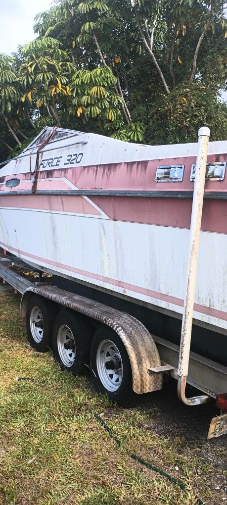 Speed Boat Like 25 Feet. Need Work 