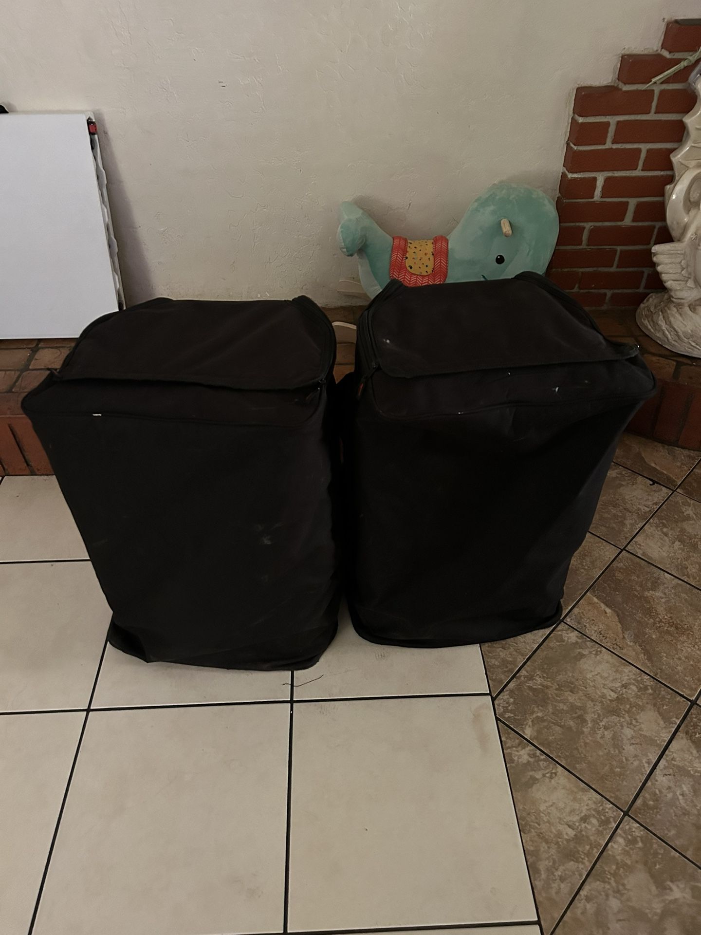 Vendo 2 Bocinas  Son 15 De 2500 Watts Cada Una Con Bolsas De Viaje