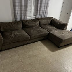 SOFÁ SECTIONAL LIKE  NEW. ( THE FIRST PERSON TO COME WILL BE  TO BE SERVED ) “ NO DELIVERY ”