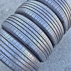 235/65/17 Kumho Vendo un set de llantas con 80% de vida las 4