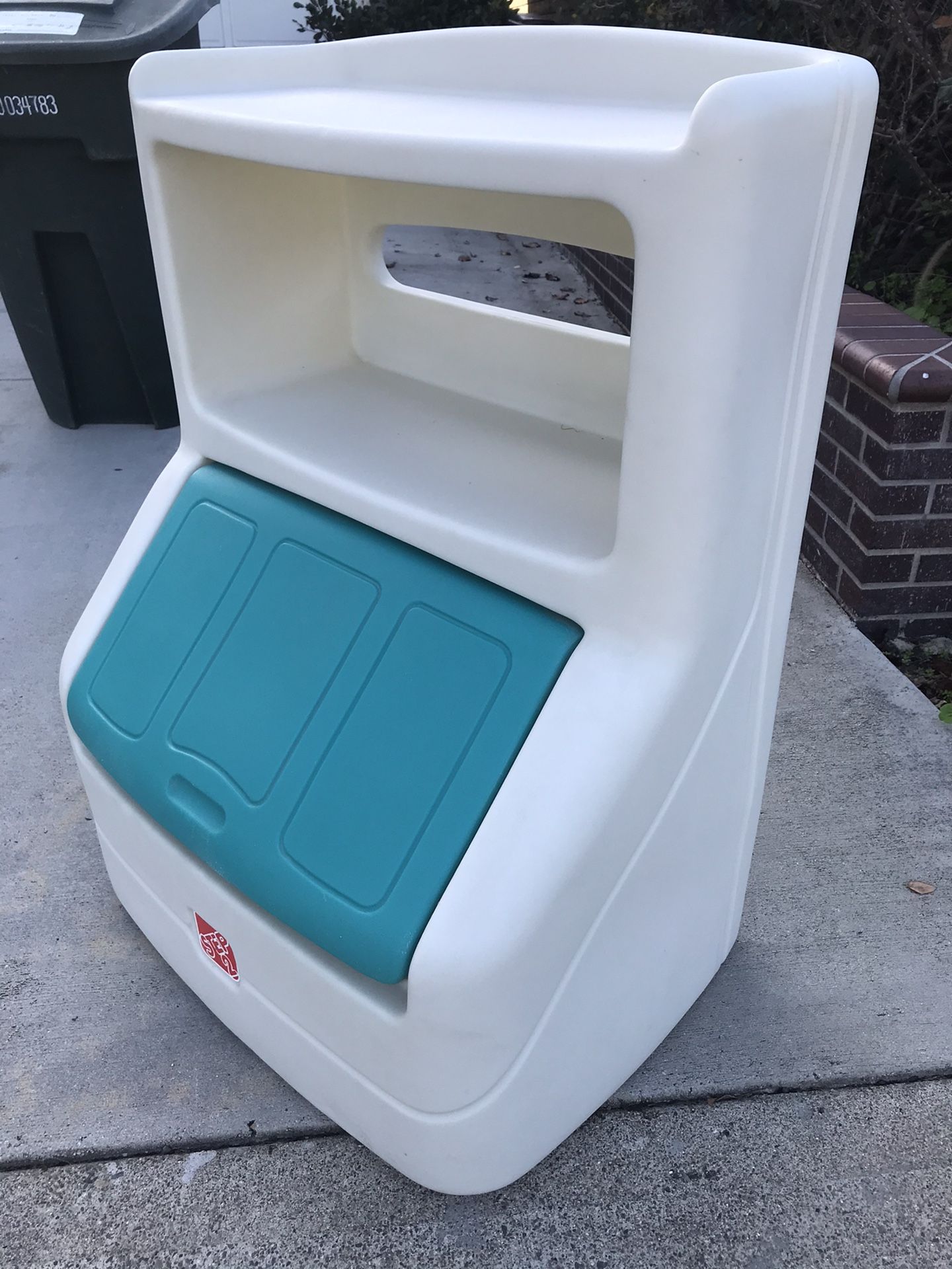 Step 2 Toy Storage Box w/Bookshelf for Sale in Laguna Beach, CA OfferUp