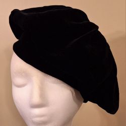 VINTAGE COLLETTE  CATHAY BLACK VELVET BERET 