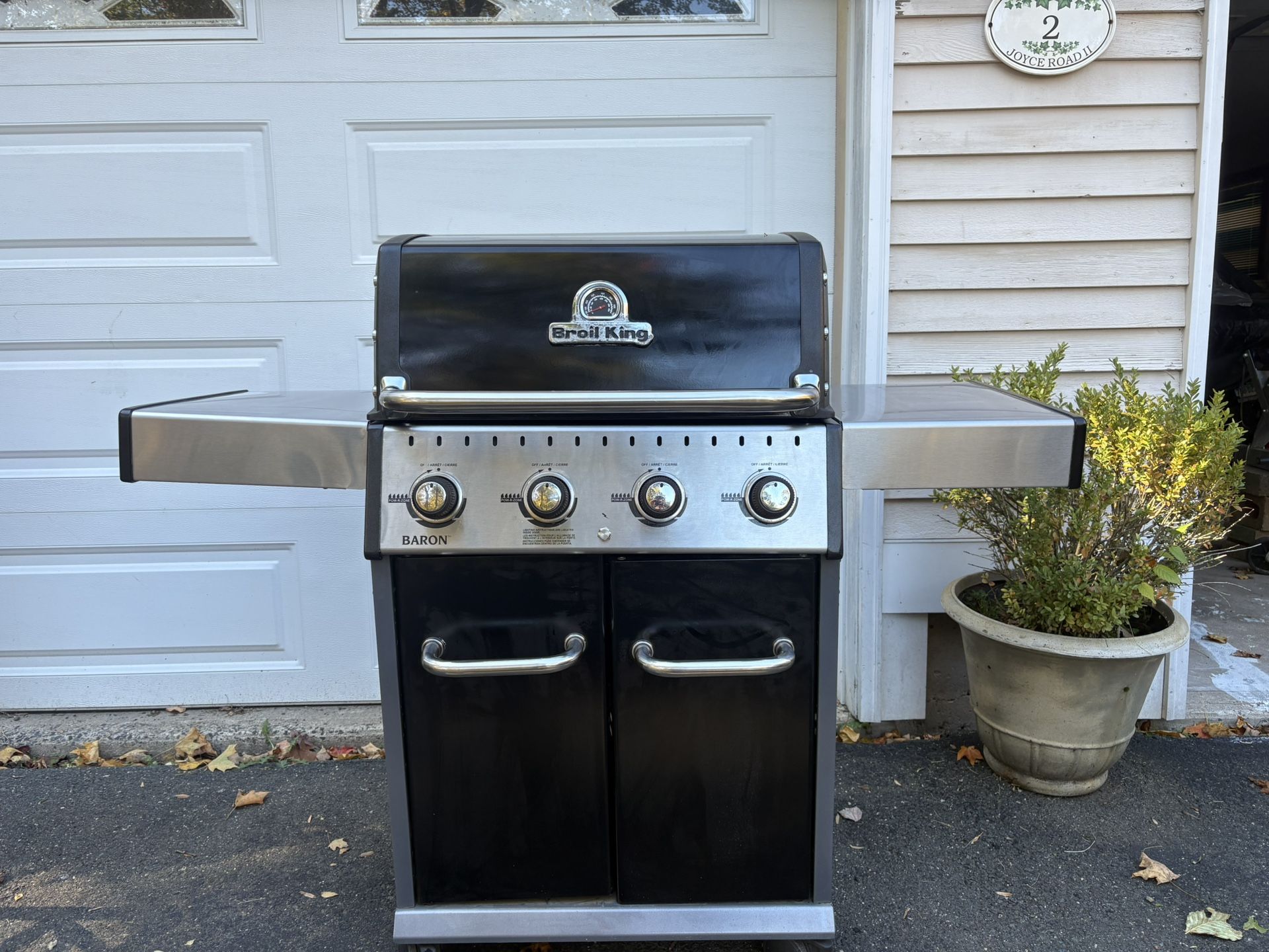 Broil king grill (brand new internals)