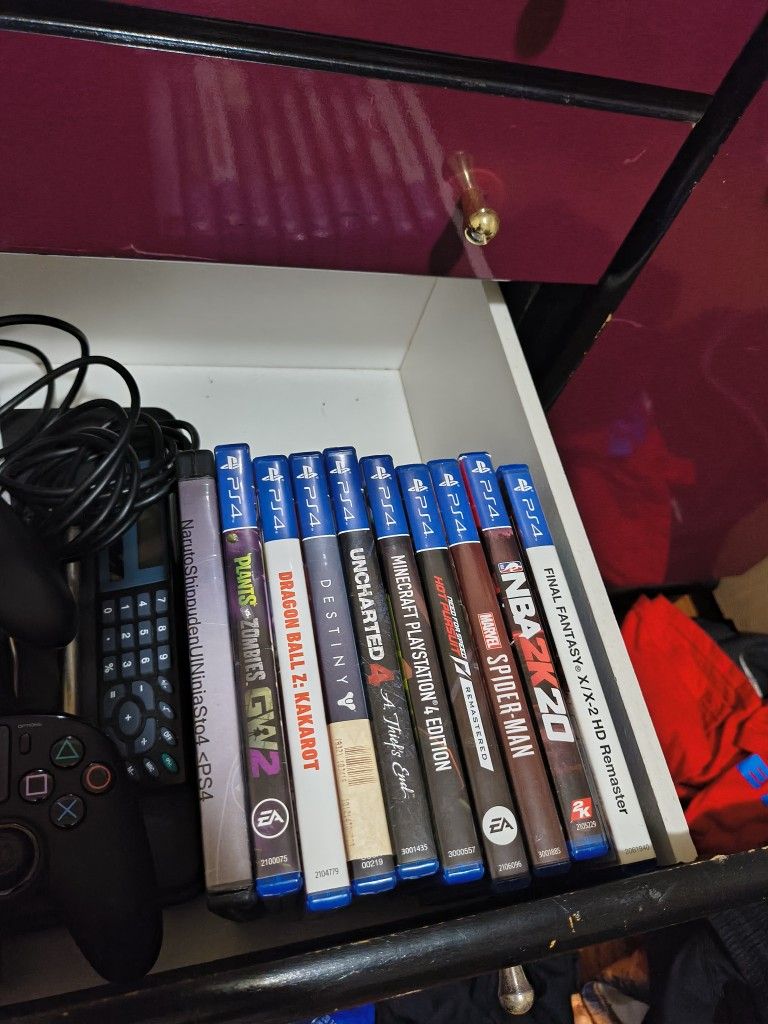 PS4 With wired controllers And Games