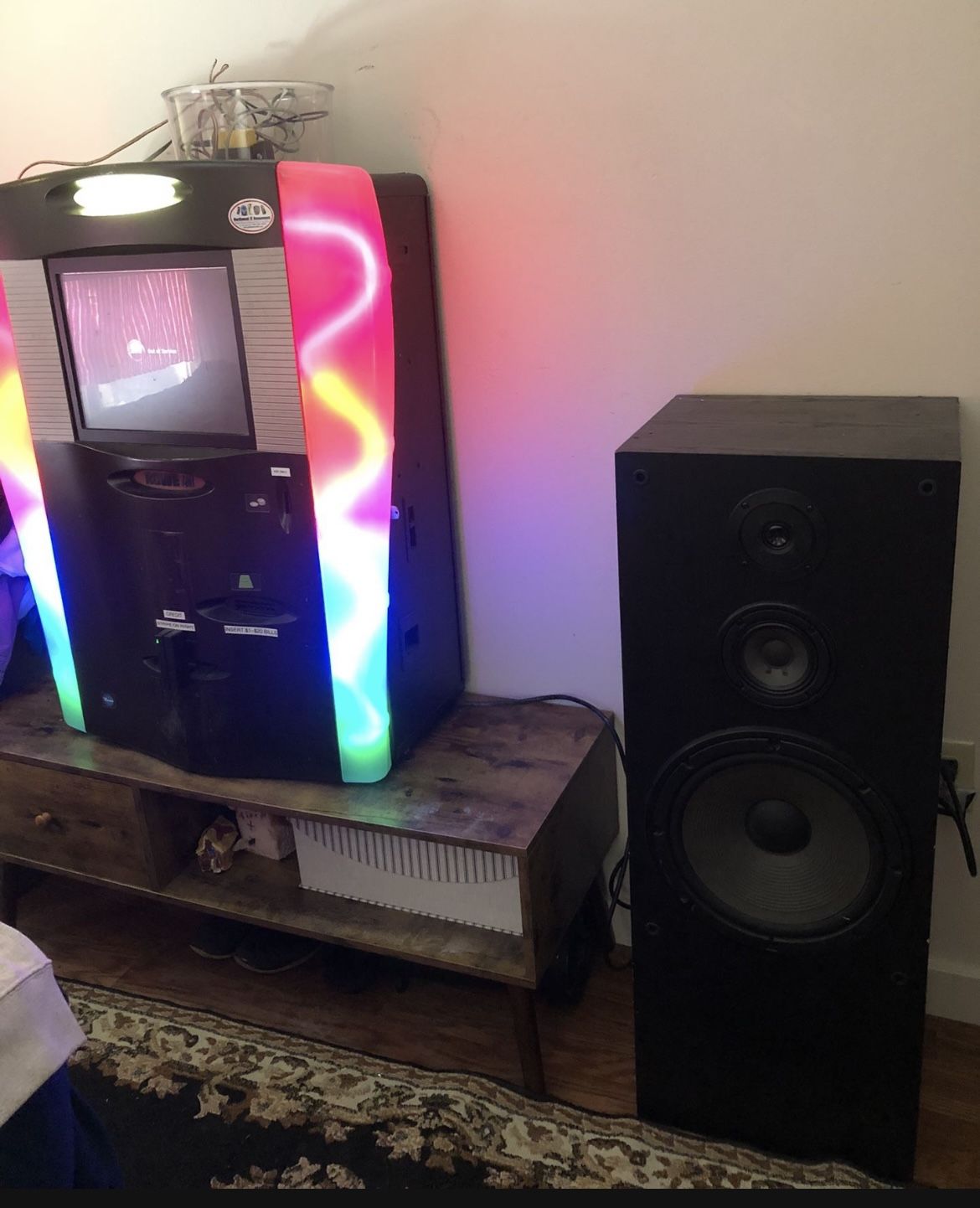 Touchscreen Internet Professional Jukebox and Subwoofer