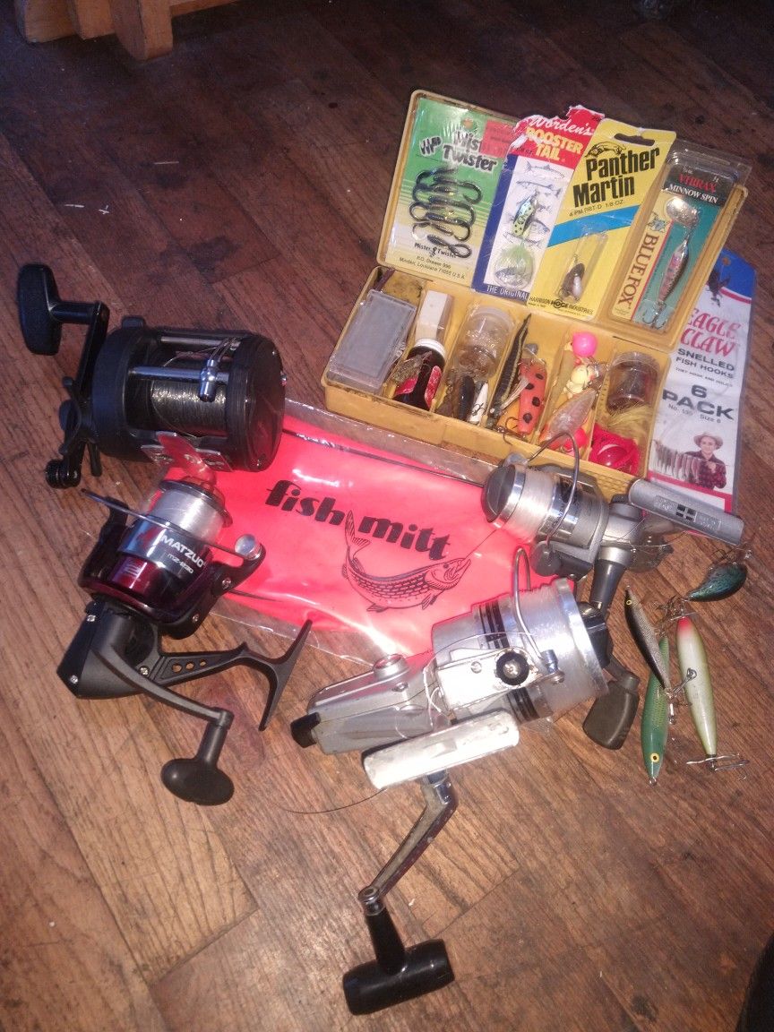 Four Fishing Reels + Tackle Box/Assorted Sale π₯
