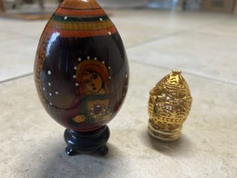 Vtg Golden Filigree Egg By The Franklin Mint And Hand Painted Russia Wood Egg
