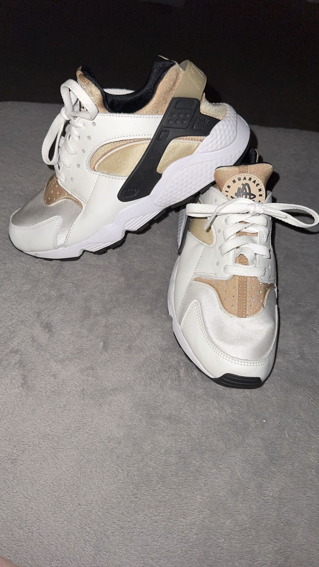 Nike WMNS Air Huarache White Sandrift Gold Black Sneaker