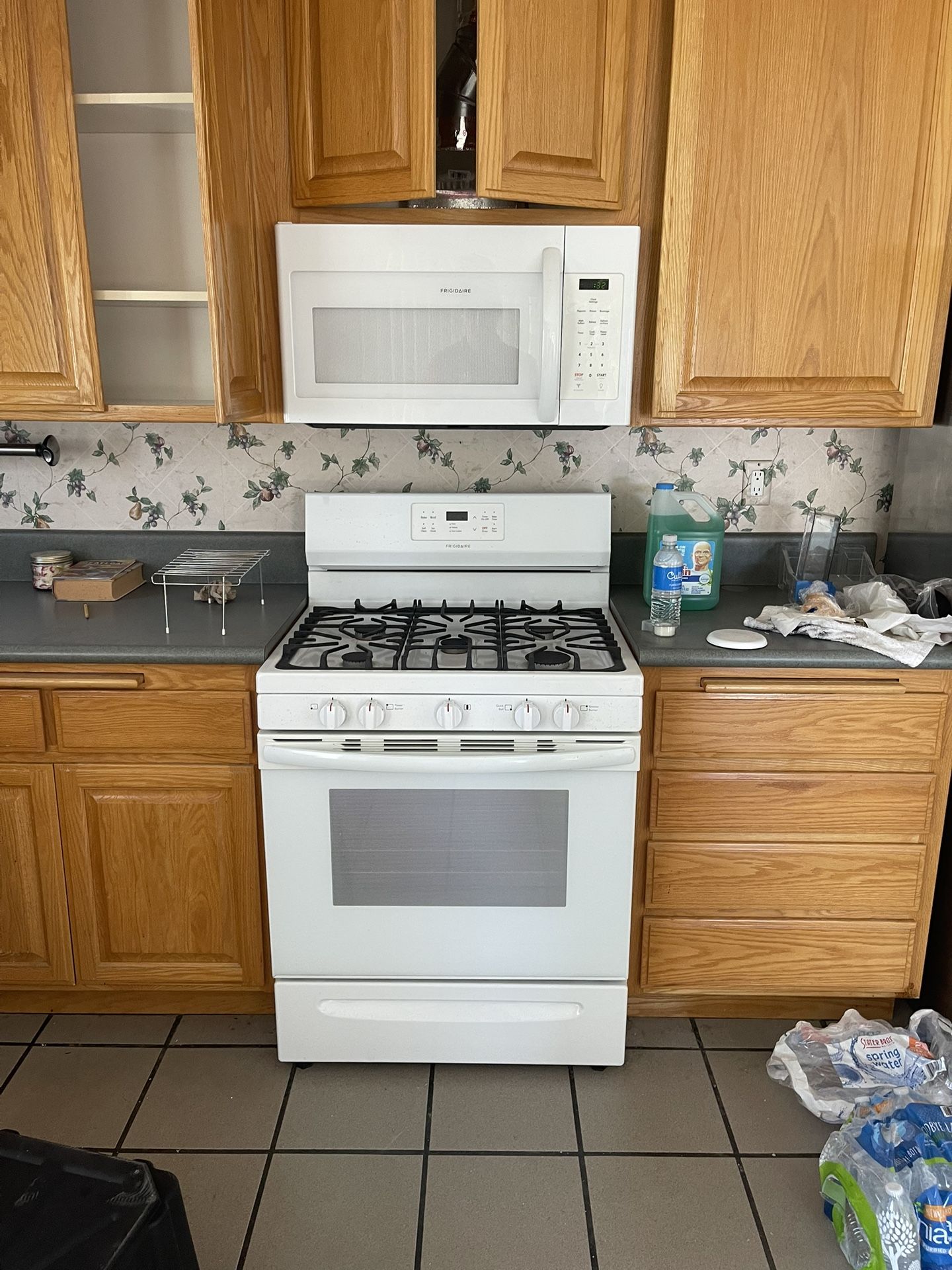 Gas Range (Stove/Oven) Microwave And Dishwasher