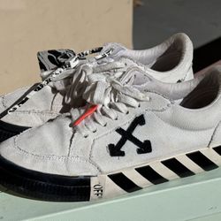 OFF-WHITE SNEAKERS, LOW VULCANIZED, WHITE BLACK COLORWAY, SIZE 39 EU , Men 6-6.5 US Size Used Good Condition