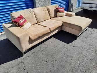 Beautiful sectional couch 🛋️ very nice