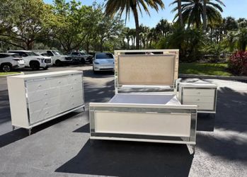 Beautiful Bedroom Set Queen Size Solid Wood White Color In Excellent Condition by MalaysiaFurniture