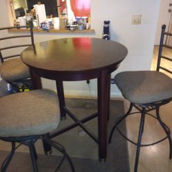 Table With Bar Chairs 