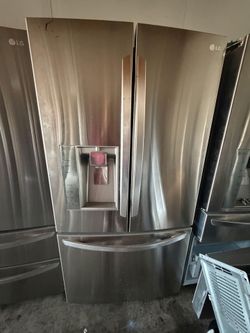 LG STAINLESS STEEL COUNTER DEPTH SMART FRENCH DOOR REFRIGERATOR ICE AND WATER DISPENSER