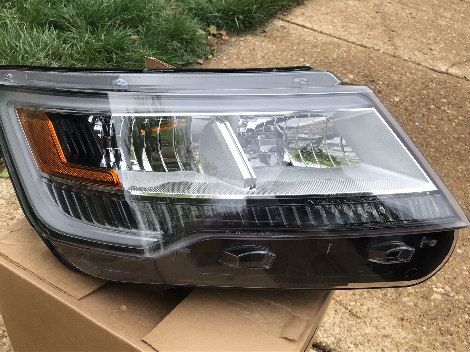 Ford Explorer 2018 left headlight