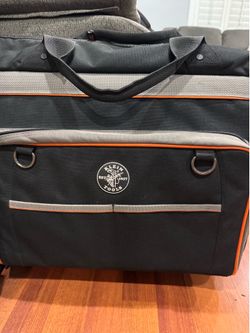 Tool bag with wheels