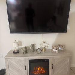 Vendo TV Sharp Aquos + mueble de entretenimiento con chimenea eléctrica. 
