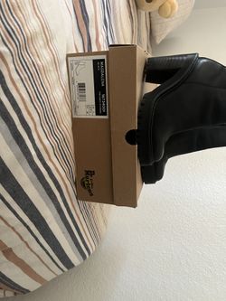 Dr. Martins Chelsea Boots BRAND NEW 