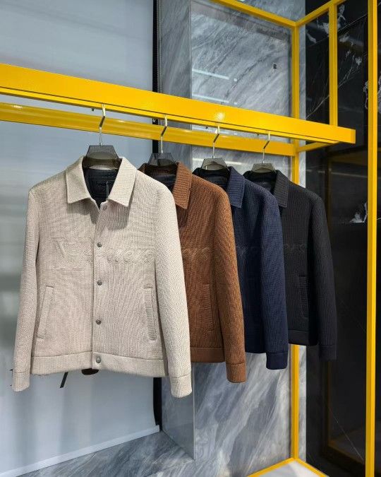 Thick men's jackets come in 4 colors