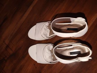 ARRAY White or Grey Low Wedge Sandals - size 10N
