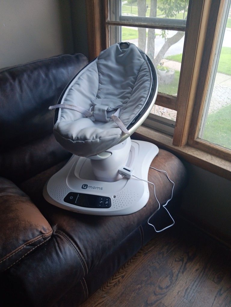 4 Moms MamaRoo Baby Swing With New Charge