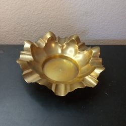 GORGEOUS VTG Solid Brass 8" Scalloped Catchall or Ashtray Bowl

This product is a vintage solid brass 8" scalloped catchall or ashtray bowl. 