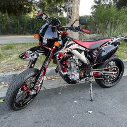  2005 HONDA CRF450X SHOW BIKE  SUPERMOTO  ELECTRIC START.  VERY LOW HRS. CA PLATED DUAL SPORT ENDURO  LIKE BRAND NEW PROFFESIONALLY BUILT