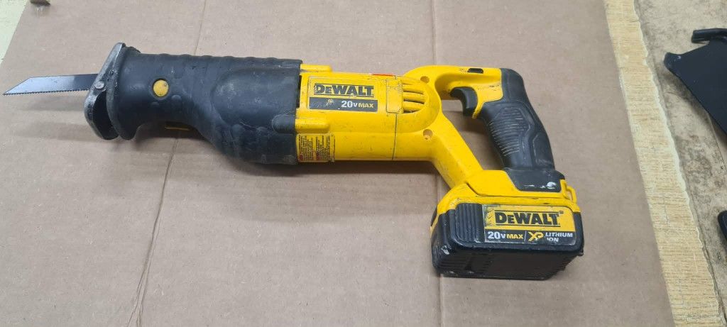 DEWALT DCS380B 20-Volt Max Lithium-Ion Reciprocating Saw