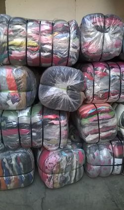Pacas de ropa de diseñador sale