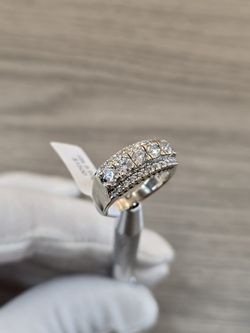 Engagement Ring In 18k White Gold With Naturals Diamonds
