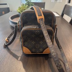 LOUIS VUITTON Amazon Crossbody Shoulder Bag Monogram Leather