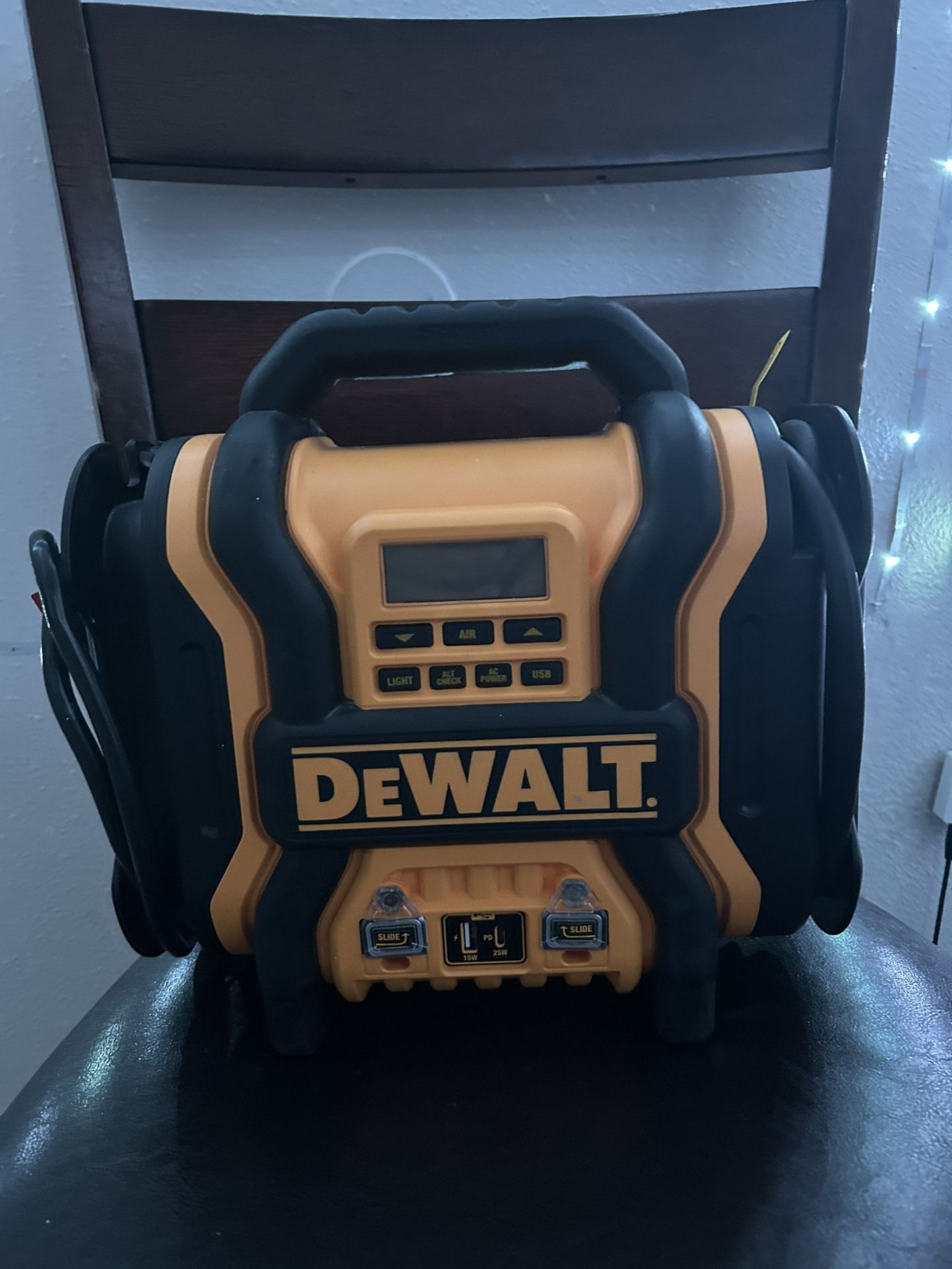 DEWALT DXAEPS14 2000 Peak Amp Jump Starter and Professional Power Station.                    