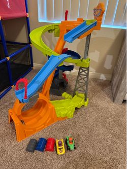 Little People Hot Wheels Spiral Stunt Speedway Toddler Race Track Playset, 2 Toy Cars
