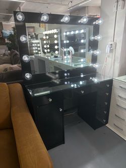 Black Hollywood Vanity Table with Lighted Mirror