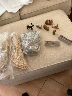 11 ASSORTED ACCESSORIES TO ADD TO A MANGER NATIVITY SCENE
