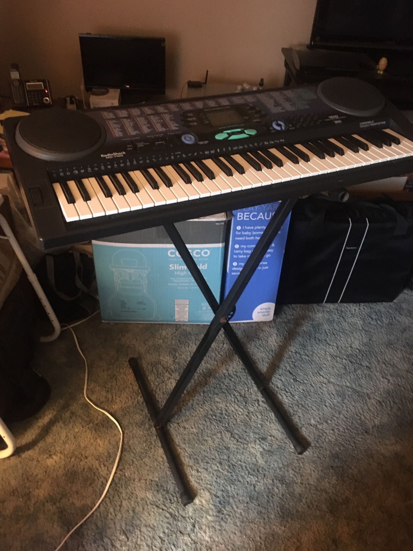 Very nice electric keyboard With Stan Only $70 Firm