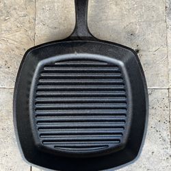 Lodge 8SGP Cast Iron Square Grill Pan Made USA  preseasoned skillet 10"x10 1/4"
