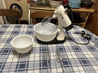 Vintage Sunbeam Mixmaster Stand Mixer With Milk Glass Bowls for Sale in  Tacoma, WA - OfferUp