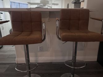 Set Of Table & 2 Barstools $150