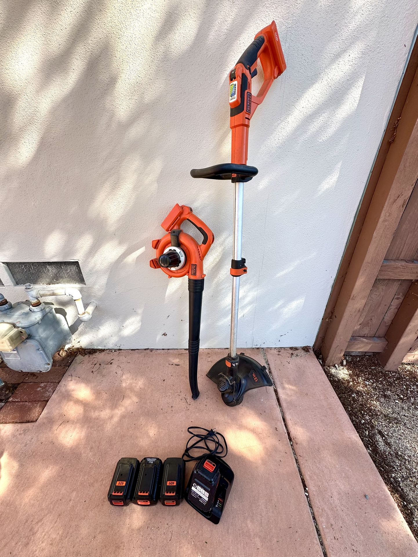 Weed Trimmer And Leaf Blower With 4 Batteries