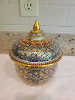 Thai Bencharong Porcelain Lidded Bowl w/ Gold Accents