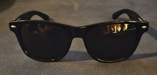 wayfarer sunglasses dark lens