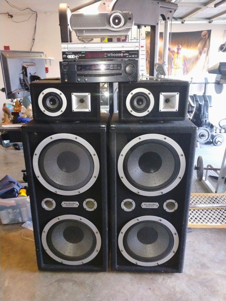 Man Cave Stereo System With Projector 