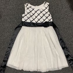 Bonnie Jean girls size 14 black and white lattice bodice with white tulle dress and black satin sash with flower