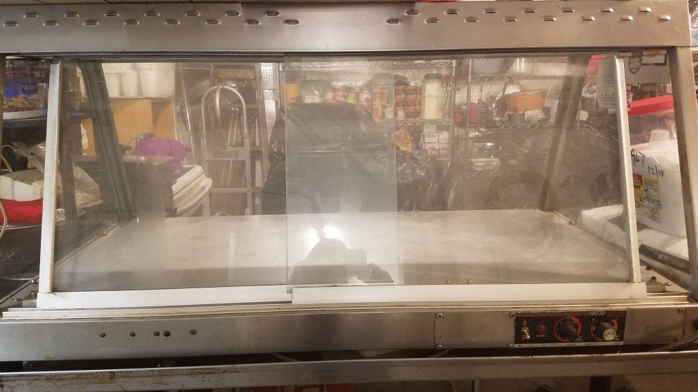 Like New  Heated And Lighted Display Case.  Great To Display Food Or Othervitems!  