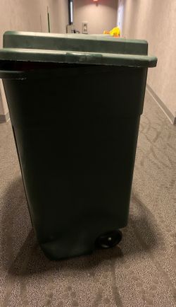 Rubbermaid 50 gal Trash can