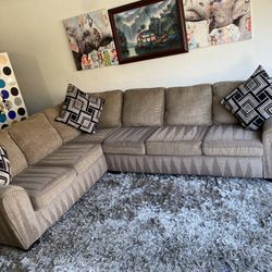 💫 * LIKE NEW* Ashley Furniture 2pc Modern Grey Sectional Couch 🛋️ ( FREE DELIVERY 🚚)